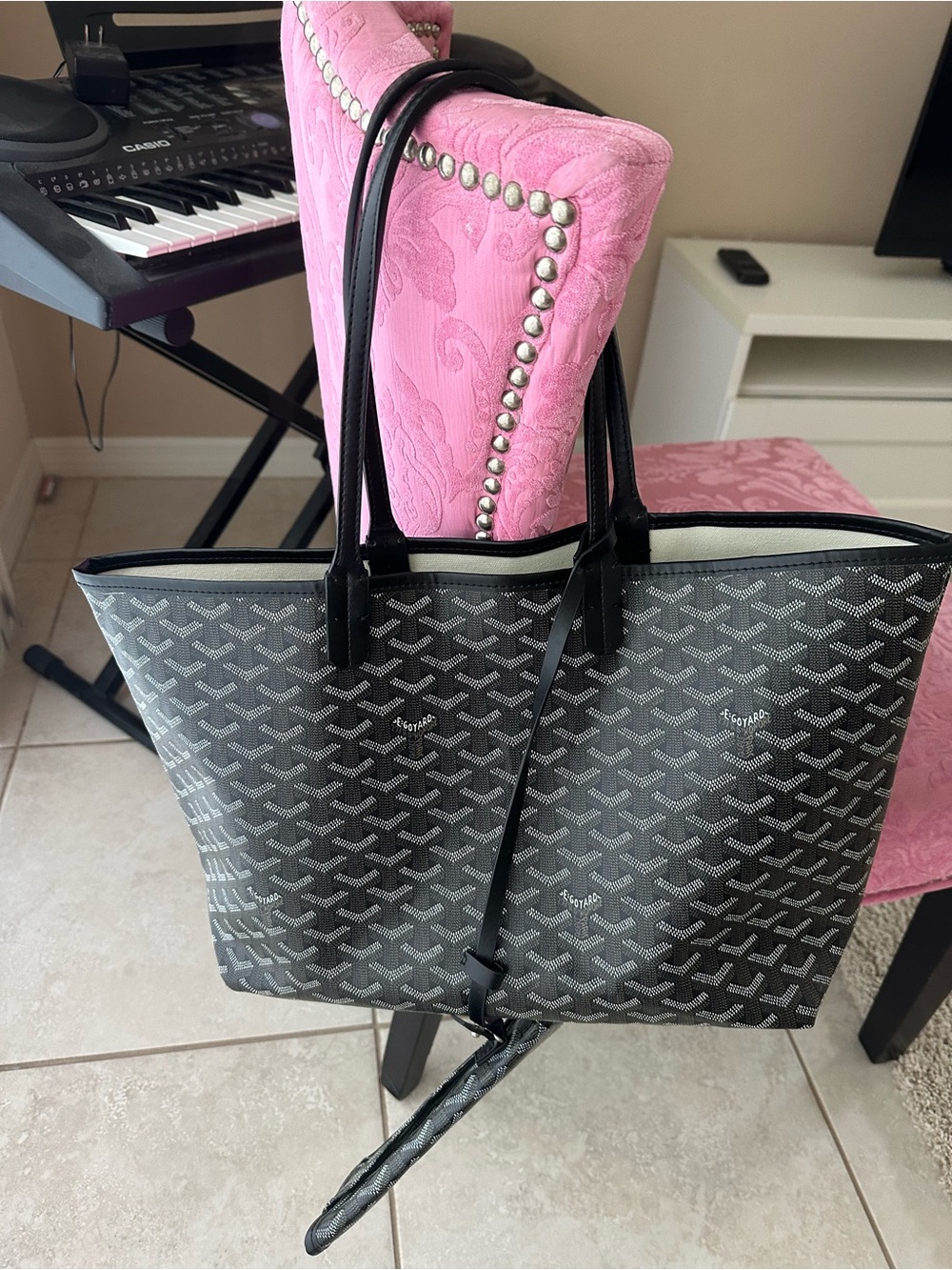 Classic Black Patterned Tote Bag - Stylish Everyday Carry - Picture 2 of 13